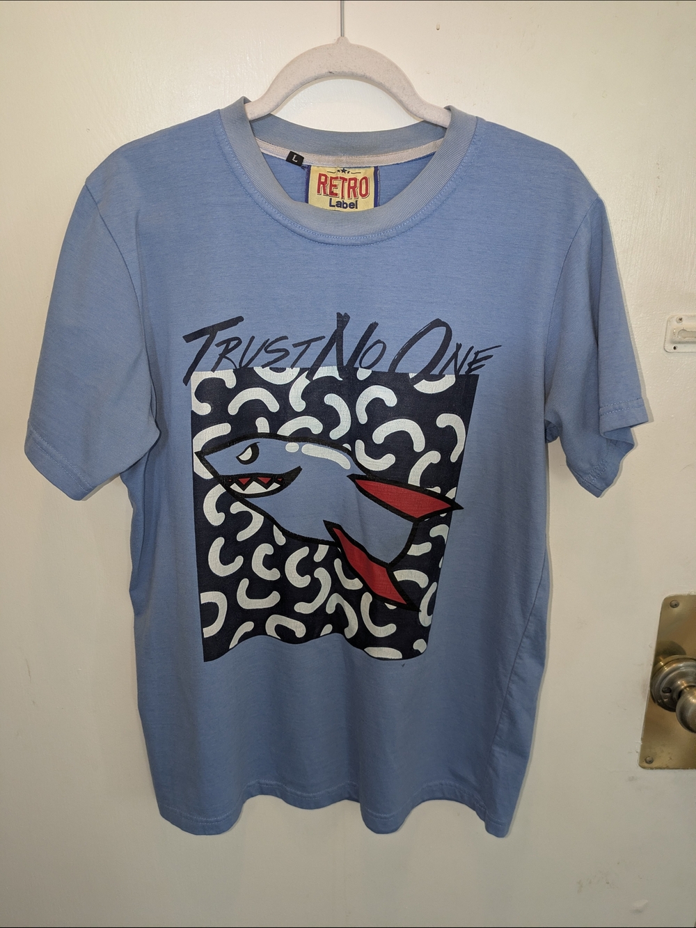 Retro Label Trust No One Shark Graphic Tee Men’s Large Blue Streetwear Y2K Surf